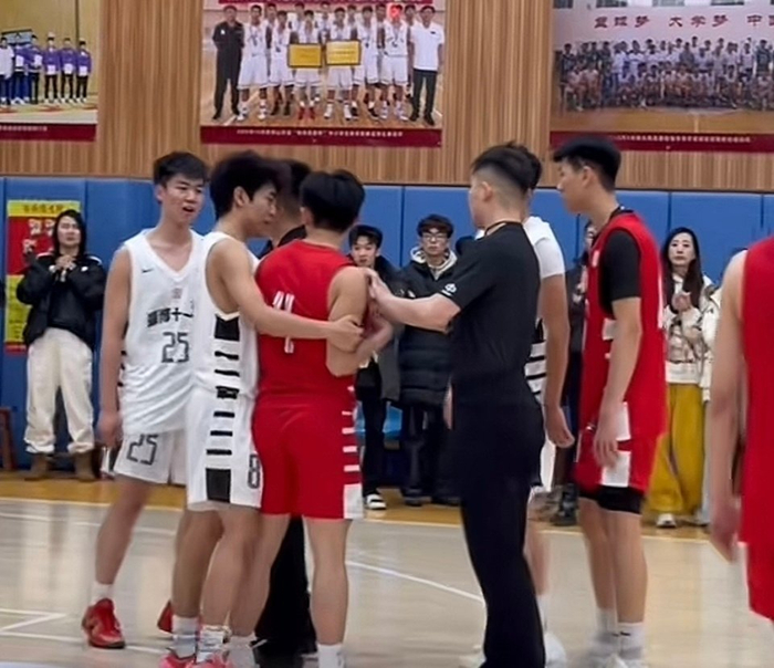 开云体育官网-高中篮球火爆冲突！球员赢球后挑衅对手 大量家长冲入球场 殴打学|淄博|潍坊|比赛|一中_新浪新闻